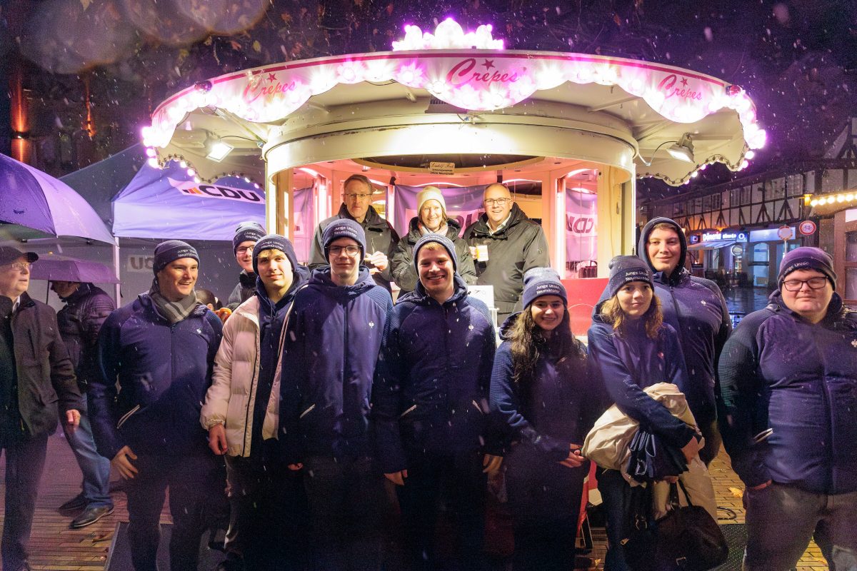 Mitglieder der Jungen Union Neumünster vor dem Stand mit Daniel Günther